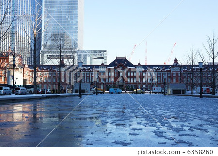 Tokyo's Snow · 2013.1.15 Tokyo Station Marunouchi Station Horizontal Position · Snow melting of Rikozaki-dori 6358260