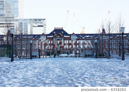 Snow in Tokyo · 2013.1.15 Tokyo Station Marunouchi Station Horizontal Position · Sherbet-shaped residual snow on Wakuro-dori 6358263