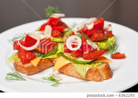 Toast with vegetables 6362293