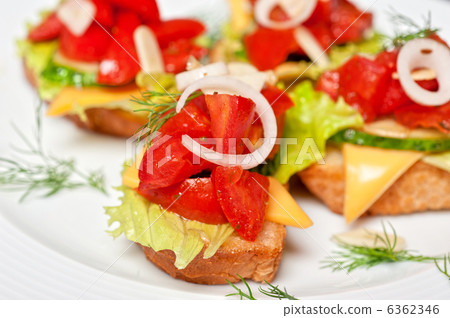 Toast with vegetables 6362346