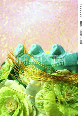 2014年新年賀卡·綠葉牡丹3匹馬·日本紙背垂直位置·明信片對應比例 6363334