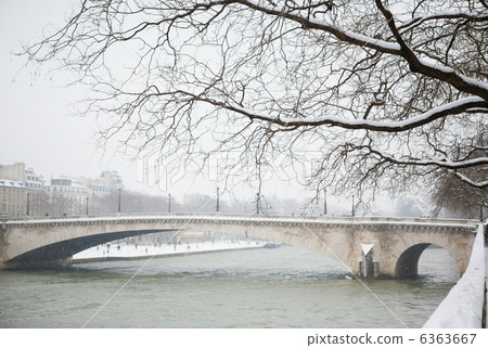 Snowy day in Paris, France Snowy day in Paris, France 6363667