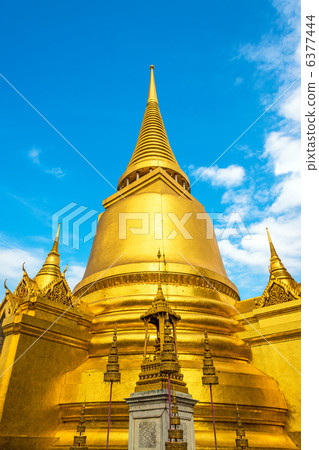 玉佛寺（泰國，曼谷皇宮區）的寶塔 6377444