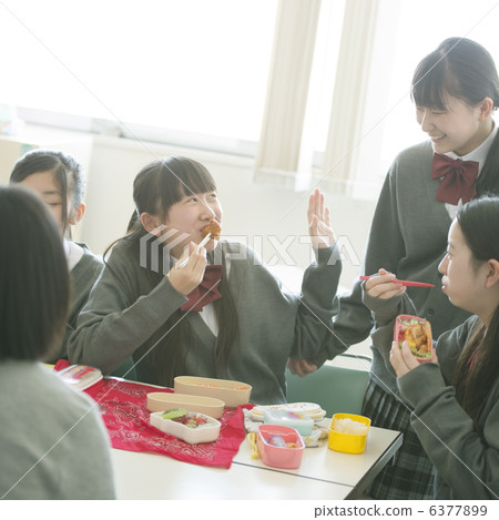 中學生吃午飯 中學生吃午飯 6377899