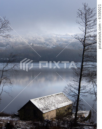 溫德米爾湖岸邊的船屋和另一邊的雪化妝山 6380021