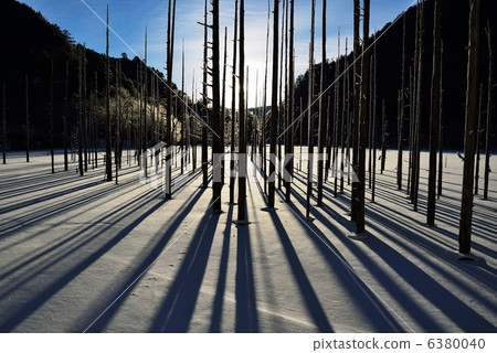 傾斜的天然湖泊 6380040