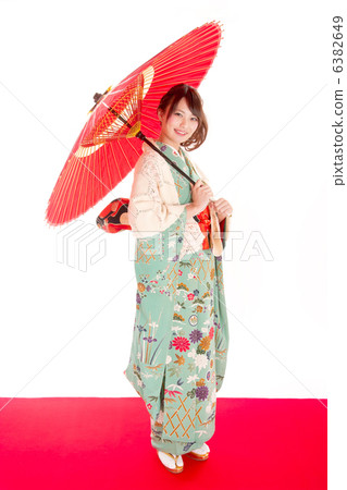 一位穿著袖子，戴上一把蛇的小姐 6382649