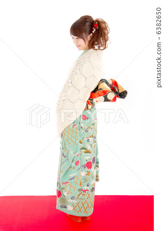 一個漂亮的女人轉過身披肩袖子帶著微笑 6382650