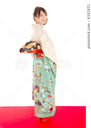 轉動在後面的一個逗人喜愛的女孩愉快穿袖子 6382651