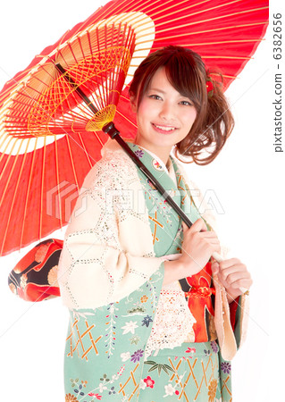 A pretty woman wearing a calm color kimono and wearing an umbrella umbrella A pretty woman wearing a calm color kimono and wearing an umbrella umbrella 6382656