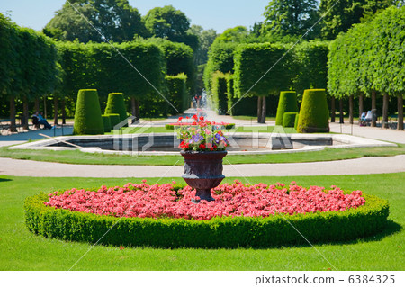 Park in Schonbrunn, Vienna 6384325