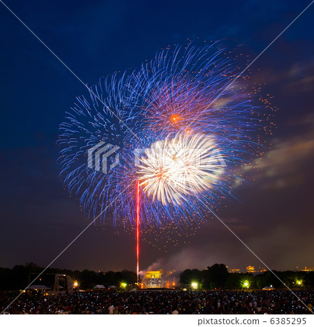 Fireworks over Lincoln Memorial 6385295