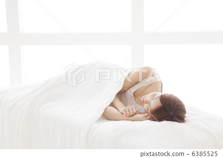 A woman asleep 6385525