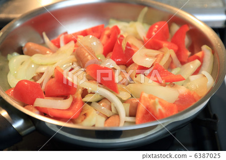 Sauté vegetables and sausages Sauté vegetables and sausages 6387025