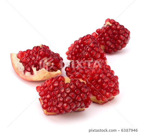 Ripe pomegranate piece 6387946