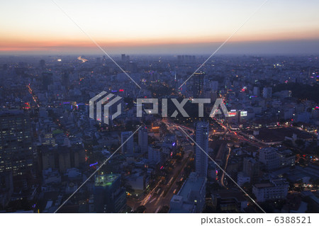 從西貢天空甲板的夜視圖在胡志明市 6388521
