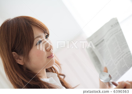 Newspaper readers 6390363