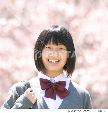 微笑在櫻花前面的初中學生 6390812