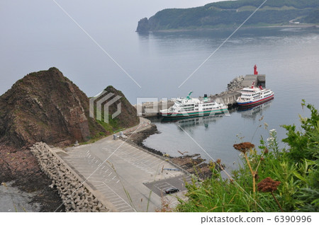 從Utor港口早晨orron岩石的看法 從Utor港口早晨orron岩石的看法 6390996