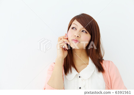 有手機的長的頭髮婦女 6391561