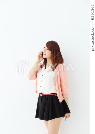 有手機的長的頭髮婦女 6391562