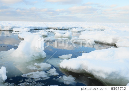 Drifting ice filling the Sea of Okhotsk (Shari-cho) 6393712