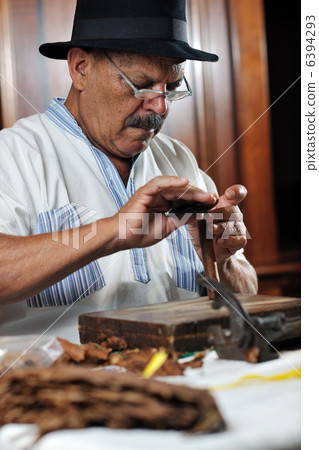 man making luxury handmade cuban cigare man making luxury handmade cuban cigare 6394293