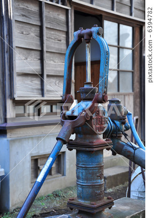 Edo Toyodono-nakadono hand pumping pump in winter 6394782