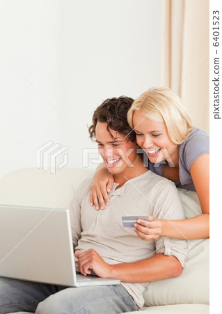 Portrait of a couple shopping online 6401523