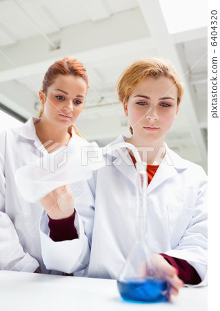 Portrait of science students doing an experiment 6404320