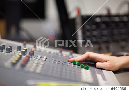 Hand setting the sound Hand setting the sound 6404686
