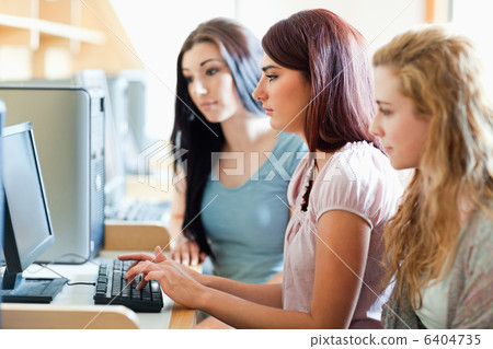 Fellow students working together 6404735