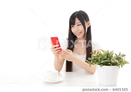 使用智能手機的女人 使用智能手機的女人 6405385