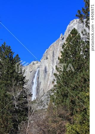 Yosemite National Park in winter 6406971