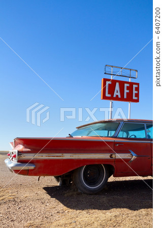 沿66號公路和經典汽車的咖啡館牌 6407200