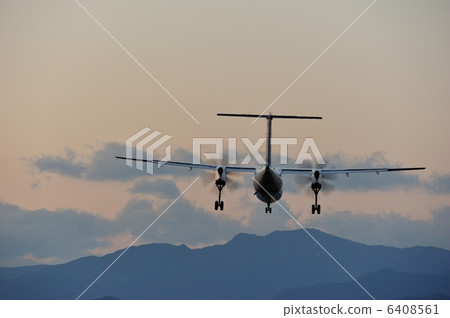 黃昏的最後進場高知龍馬機場著陸龐巴迪 6408561