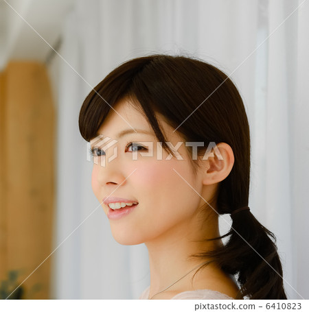 一個女人帶著微笑 6410823