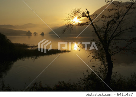 在Akimoto湖的日出 6411487