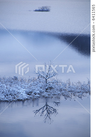 Morning of Akimoto lake 6411565