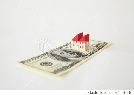 100美元的鈔票和玩具屋 6411636