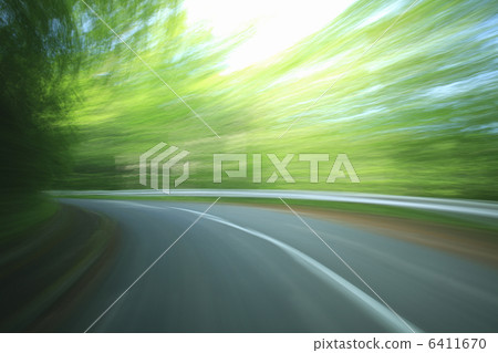 流動的新鮮的綠色路 流動的新鮮的綠色路 6411670