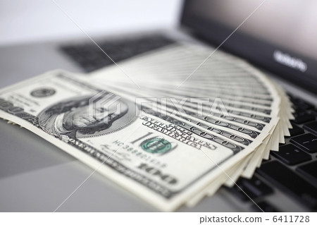 100美元鈔票和個人計算機 6411728
