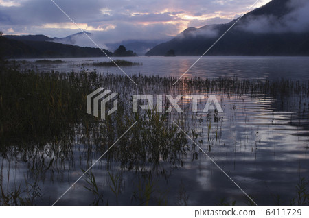 秋元湖的早晨 6411729