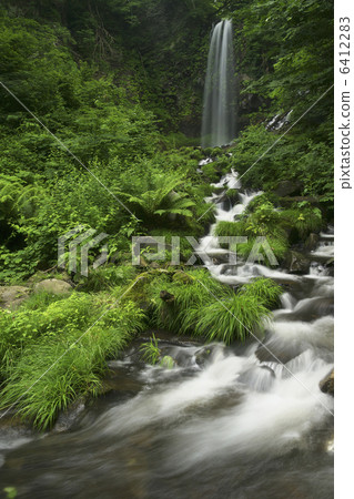 瀑布和山間溪流 瀑布和山間溪流 6412283