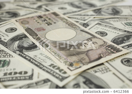 100美元的鈔票和1萬日元的鈔票 6412366
