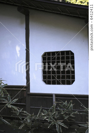 白牆和格子窗口 6412411