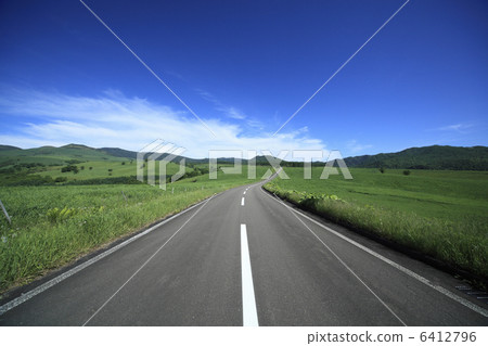 Single road and center line 6412796