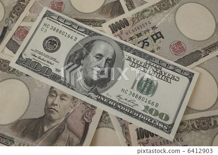 100美元的鈔票和1萬日元的鈔票 6412903