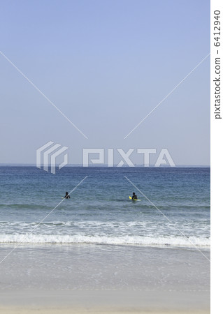 Sea and surfers 6412940