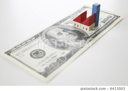 100美元的鈔票和玩具屋 6413003